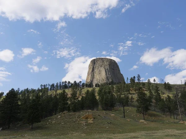 Bredt Billede Devils Tower Wyoming Med Smukke Skyer Himlen - Stock-foto