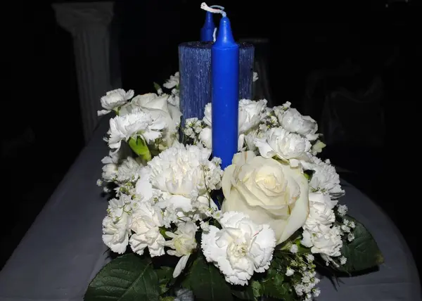 Centrotavola Disposizione Floreale Crisantemi Bianchi Rose Bianche Con Candele Blu — Foto Stock