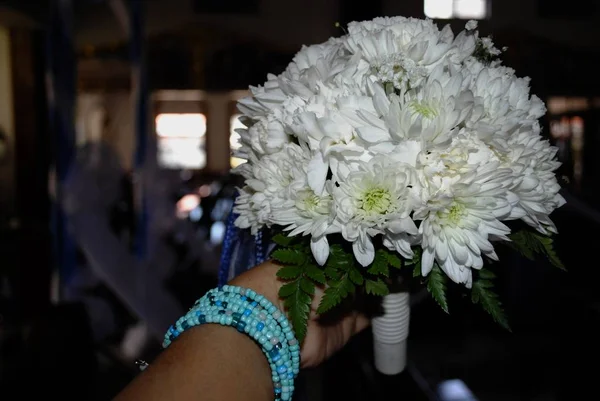 Hand Holding Bouquet White Chrysanthemum Flowers Dark Background — Stok fotoğraf