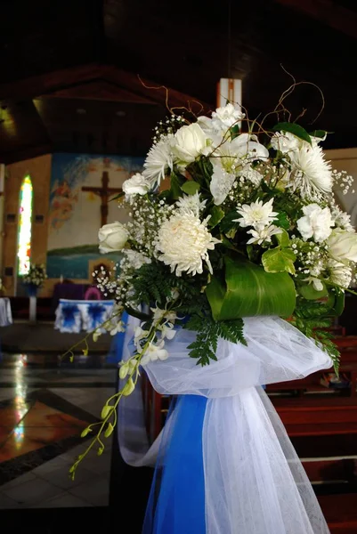 Bloemen Arrangement Van Chrysant Bloemen Een Kerk Bruiloft — Stockfoto