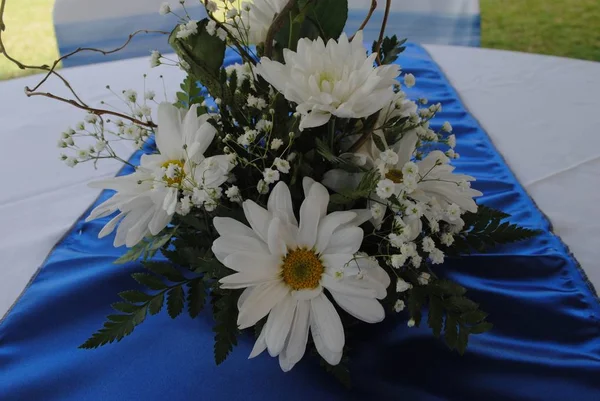 Centro Mesa Margaritas Blancas Crisantemos Mantel Azul — Foto de Stock