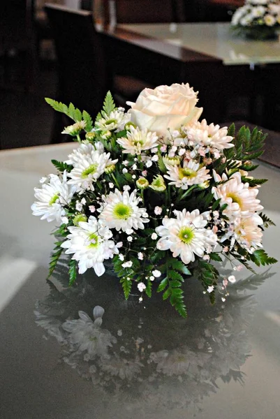 Stůl Uprostřed Bílé Chryzantémy Květiny Kapradiny — Stock fotografie