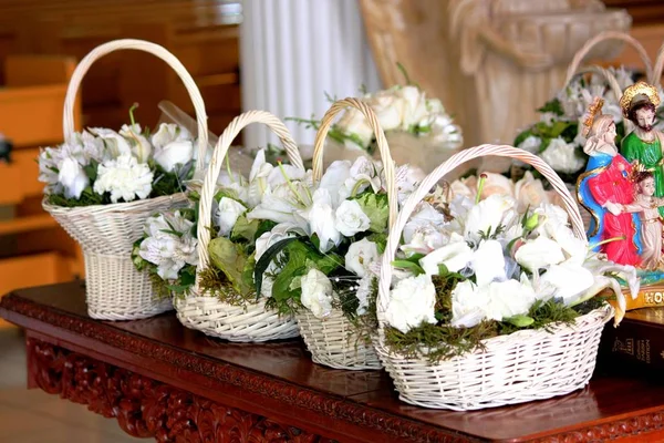 Körbchen Mit Blumen Für Blumenmädchen Bei Einer Hochzeit — Stockfoto