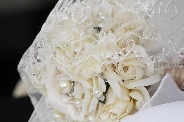 Extremo Primer Plano Ramo Boda Rosas Blancas Perlas Bajo Velo — Foto de Stock