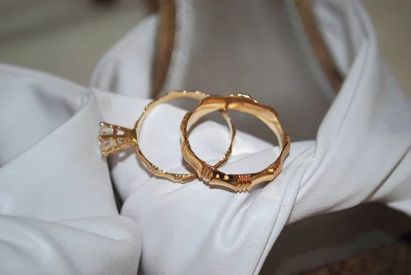 Par Anillos Boda Con Fondo Suave — Foto de Stock