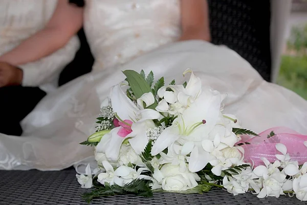Svatební Kytice Čerstvých Bílých Květin Rozmazané Nevěsty Ženicha Pozadí — Stock fotografie