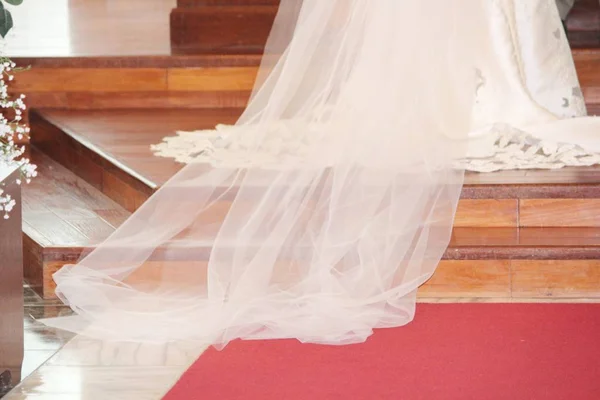 Trilha Renda Longa Vestido Casamento Com Tapete Vermelho — Fotografia de Stock