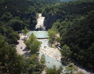 Turner Falls 'un Oklahoma' daki Arbuckle Dağları 'ndaki geniş hava görüntüsü.