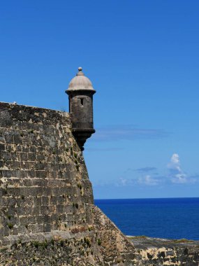 San Juan, Porto Riko 'daki El Morro Kalesi' ndeki kulelerden birinde ya da gözlem kulesinde..
