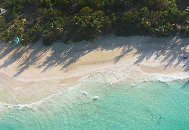Culebra Adası, Porto Riko 'daki güzel beyaz Flamingo Sahili' nin havadan görünüşü.