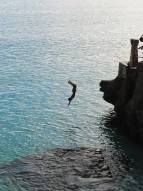 Şubat 2015 'te Kuzey Mariana Adaları' ndaki Tinian 'daki Taga Sahili uçurumunda takla atan bir çocuk görülüyor. Taga Sahili adadaki en popüler yerdir..