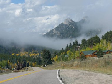 Colorado 'daki Golden Gate Kanyon Parkı boyunca dağlarda renkli evleri olan güzel bir köy manzarası..
