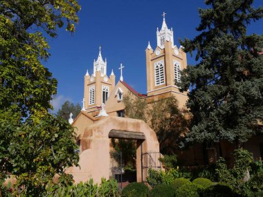San Felipe de Neri Parish 'in geniş bir manzara görüntüsü, New Mexico, Albuquerque' deki eski şehir meydanında tarihi bir katolik kilisesi.  