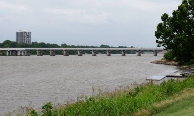 Arkansas Nehri üzerindeki Tulsa köprüsünün kenarında bir tekne rıhtımı var.