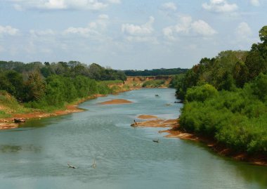 Washita Nehri 'nin çevresindeki yemyeşil fundalıklarla çevrili 295 mil uzunluğunda ve Amerika Birleşik Devletleri' nin Teksas ve Oklahoma eyaletlerinden geçiyor..  