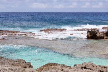 Doğal havuzlu bir sahil manzarası. 