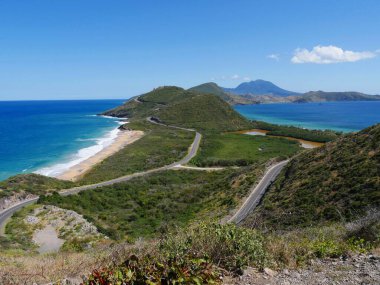 St. Kitts, Batı Hint Adaları 'ndaki dağların etrafını saran asfaltlı yollarla Frigage Körfezi' nin geniş bir görüntüsü. 