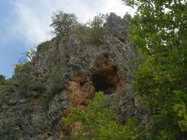 Amplio Plano Una Cueva Que Abre Una Pared Rocosa Justo — Foto de Stock