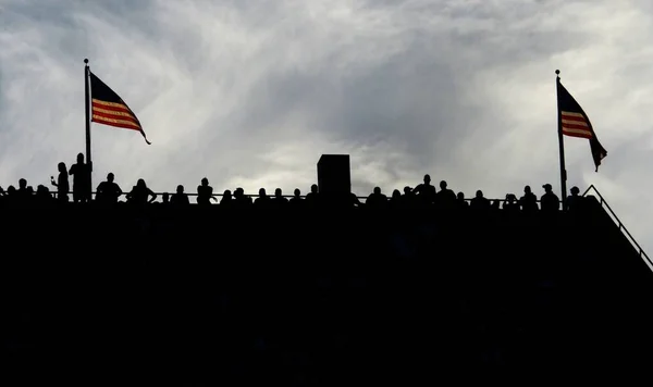 Silhueta Pessoas Cima Estádio Com — Fotografia de Stock