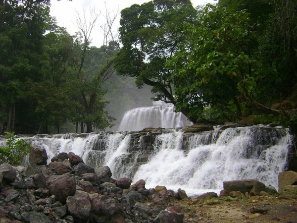 从侧面看Tinuy An瀑布瀑布落入河里的景象 提努安瀑布 Tinuy Falls 是菲律宾苏里高德尔苏尔的菲律宾尼亚加拉瀑布 Niagara Falls Philippines — 图库照片
