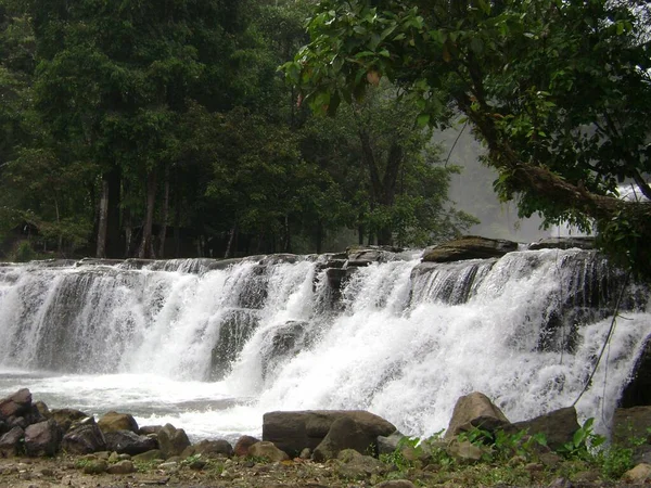 靠近Tinuy An瀑布瀑布的第二层 瀑布向河流漫涌而去 提努安瀑布 Tinuy Falls 是菲律宾苏里高德尔苏尔的菲律宾尼亚加拉瀑布 Niagara Falls Philippines — 图库照片