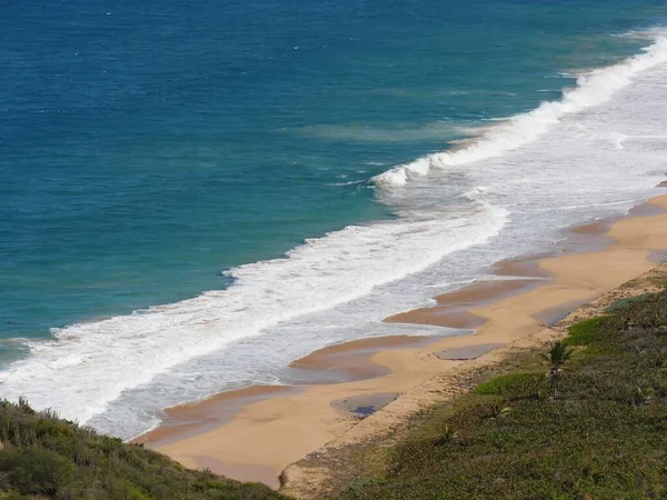 Praia Tropical Com Ondas Hipnotizantes Quebrando Costa — Fotografia de Stock