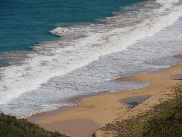 Close Foto Ondas Rolando Volta Para Trás Uma Bela Praia — Fotografia de Stock