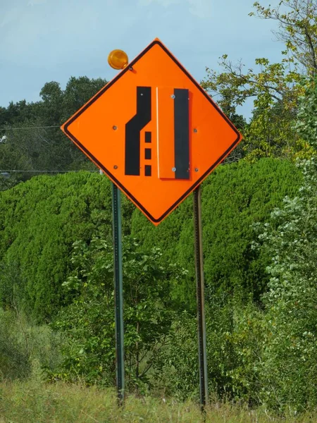 Yol Işareti Sürücüleri Şeridin Bitip Birleşeceğine Dair Uyarıda Bulunuyor Genellikle — Stok fotoğraf