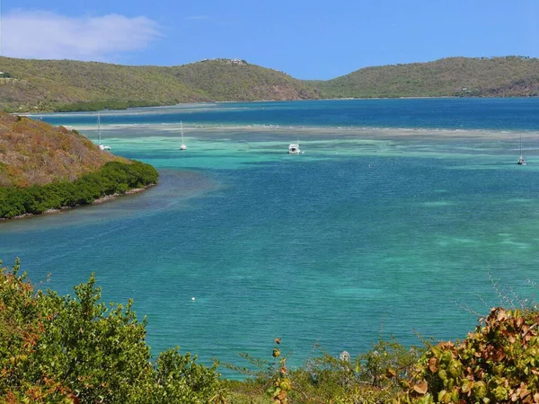 美しい島 プエルトリコのCulebraの丘の間にある息をのむような青いラグーンの広いショット ヨットで回る — ストック写真