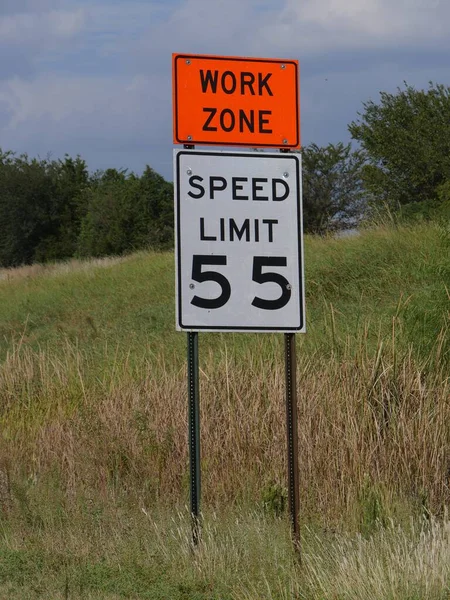 Yol kenarında hız limiti ve Çalışma Alanı tabelası genellikle inşaat ve yol onarımının yapıldığı yere asılır.