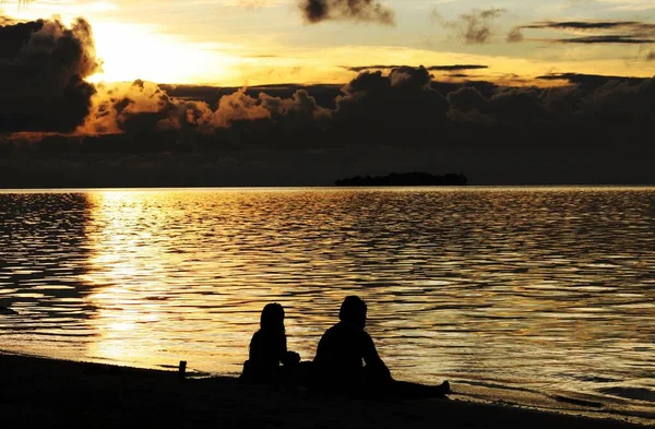 Silhouette Two Children Sitting Sand Sunset Tropical Island — Stock Photo, Image