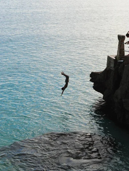 2015年2月 一名男孩在北马里亚纳群岛蒂尼安岛塔加海滩悬崖边上翻筋斗 塔加海滩是岛上最受欢迎的旅游胜地 — 图库照片