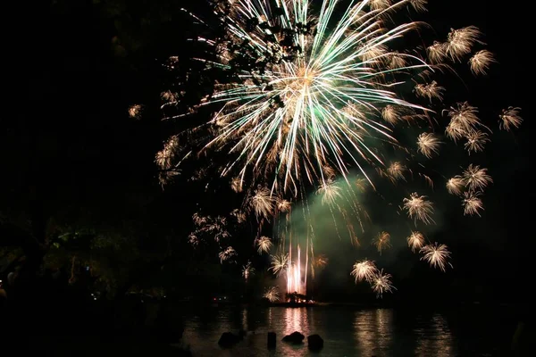 Explosion Feux Artifice Multiples Dans Fond Sombre Reflétée Dans Mer — Photo