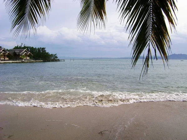 Pequeñas Olas Rodando Suavemente Las Suaves Arenas Una Playa Tropical — Foto de Stock