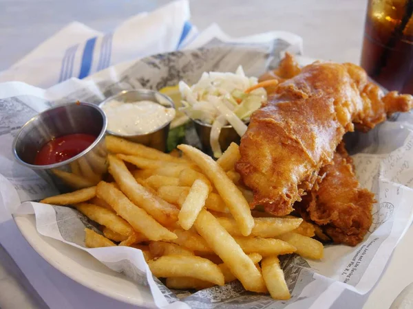 Servir Batatas Fritas Filé Peixe Salada Repolho Com Maionese Molho — Fotografia de Stock