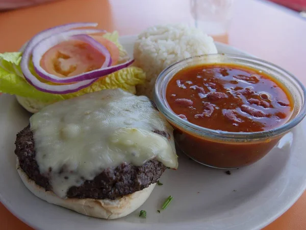 チーズとハンバーガーの完全な食事 赤い豆の小鉢と米のスクープ — ストック写真