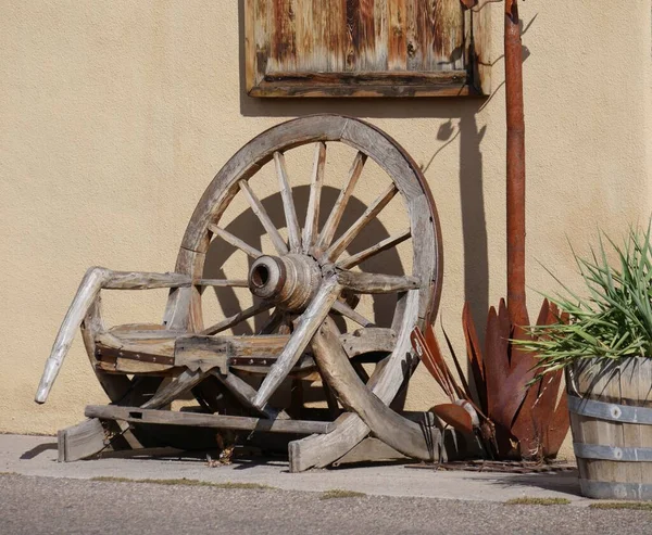 Roues Cassées Vieux Chariot Bois Exposé Dans Une Cour Arrière — Photo