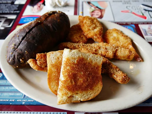 Prato Com Grande Forno Batata Assada Pão Torrado Tiras Frango — Fotografia de Stock