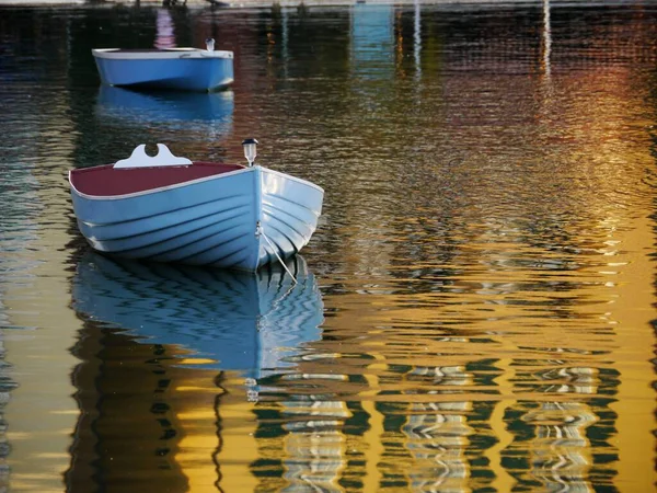 Twee Kleine Boten Drijvend Een Meer Met Gouden Rimpels Weerspiegeld — Stockfoto