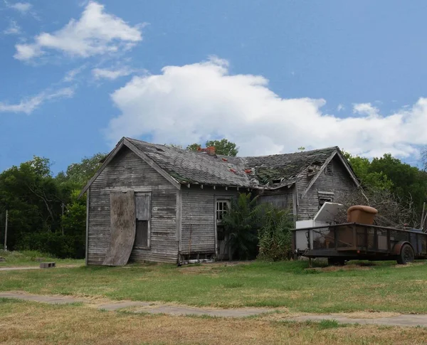 Maison Bois Délabrée Abandonnée Bord Route Avec Une Remorque Rouillée — Photo