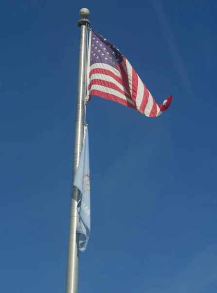 Vlajka Spojených Států Vlála Vzduchu Dlouhého Sloupu Vlajkou Státu Oklahoma — Stock fotografie