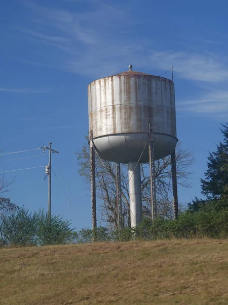 Tanque Agua Junto Carretera Una Colina Contra Cielos Azules — Foto de Stock