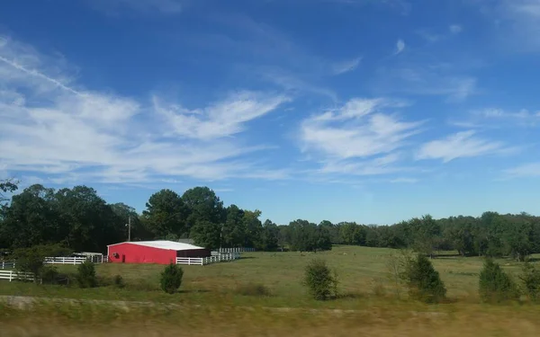 青空の下 木々や赤い納屋のある緑の田舎 — ストック写真