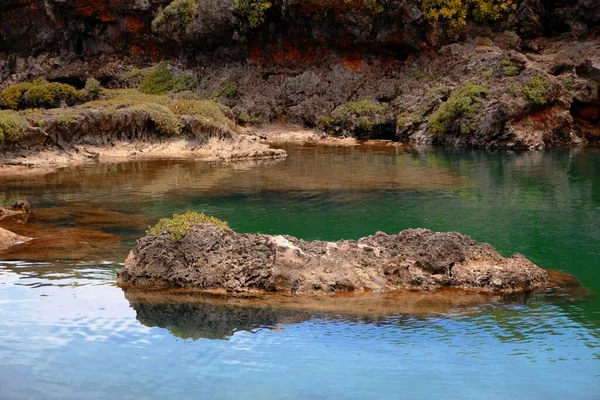 グアムの南東部の海岸にあるInarahan村のサンゴとInarajanラグーンのさわやかな冷たい水 — ストック写真