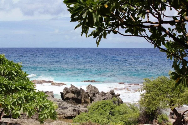 位于北马里亚纳群岛提尼安岛的朱鲁海滩 也称为星沙海滩 蓝色水域和岩石海岸的海岸景观 — 图库照片