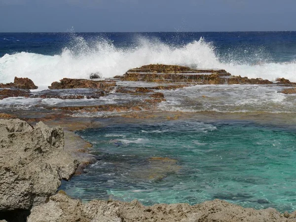 北マリアナ諸島のロタでのスイミングホールの広いショットの背景に墜落した波 — ストック写真