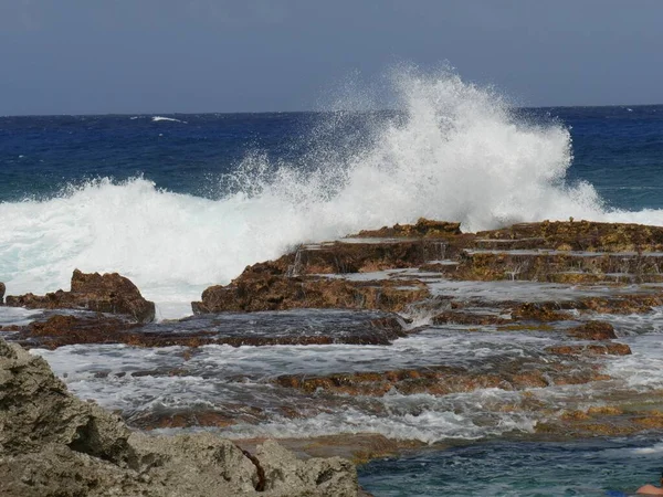 北マリアナ諸島のロタのスイミングホールの鋭いサンゴのプラットフォームを再び破壊する強力な波の閉鎖 — ストック写真