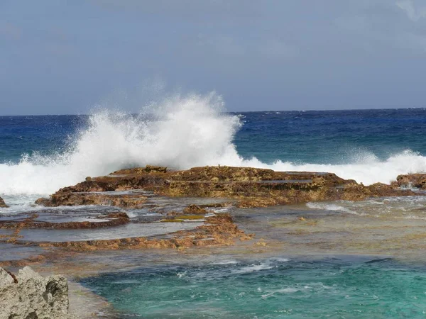 Puissantes Éclaboussures Vagues Brisent Nouveau Scène Corail Pointu Trou Natation — Photo