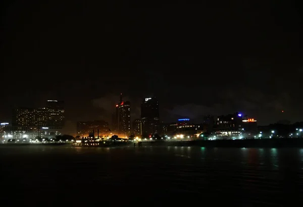 在密西西比河畔的一个雾蒙蒙的夜晚 新奥尔良码头的景色 — 图库照片