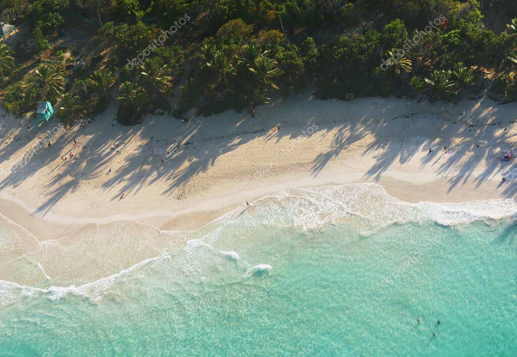 Vista aérea de la hermosa playa de Flamingo en Isla de Culebra, Puerto